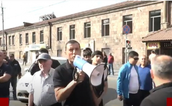 Շենգավիթում քաղաքացիները ինքնակազմակերպվել և փողոց են փակել (տեսանյութ)